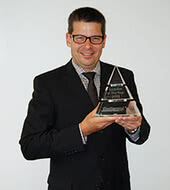 Thomas Guglhör, diretor executivo da ept GmbH, com o prémio da Continental AG