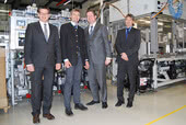 Da esquerda para a direita: o diretor-geral Thomas Guglhör, o presidente da Câmara de Halblech, Johann Gschwill, o deputado do Bundestag Stephan Stracke e o diretor de operações Rolf Finsterwalder durante a visita às instalações da ept GmbH em Buching