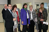 O diretor-geral Thomas Guglhör, a presidente do Conselho Distrital Maria Rita Zinnecker, a deputada regional Angelika Schorer, a vice-presidente do Conselho Distrital Ursula Lax e o presidente da Câmara Municipal de Halblech, Johann Gschwill, durante a visita às instalações da ept GmbH em Buching